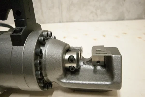 Przecinarka prętów zbrojeniowych 230V uchwyt z góry